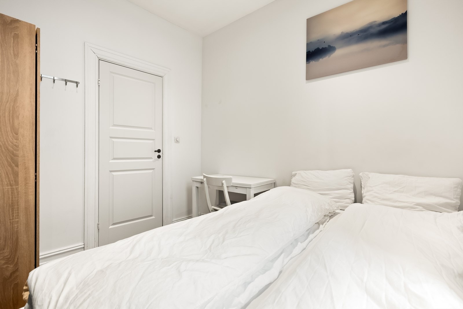 Soverom 2 er også av god størrelse med god plass til stor seng, skrivebord/nattbord og garderobeskap. Galleribilde