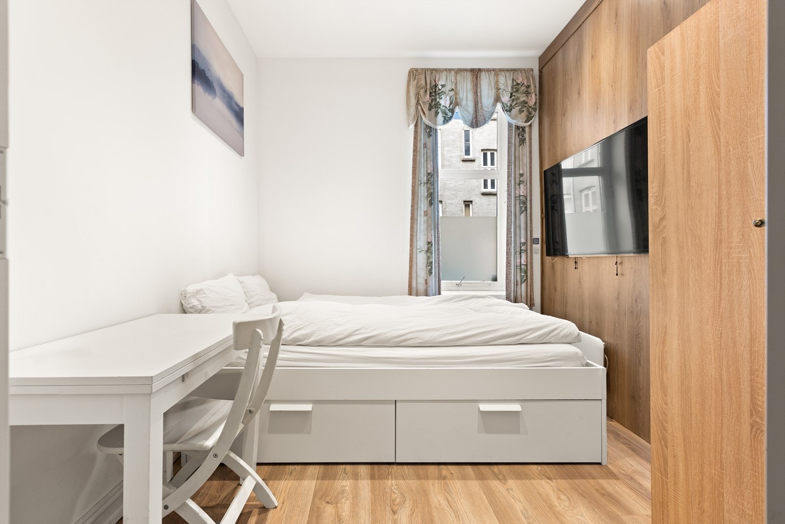 Rommene er gjennomgående malt i behagelige farger. Galleribilde