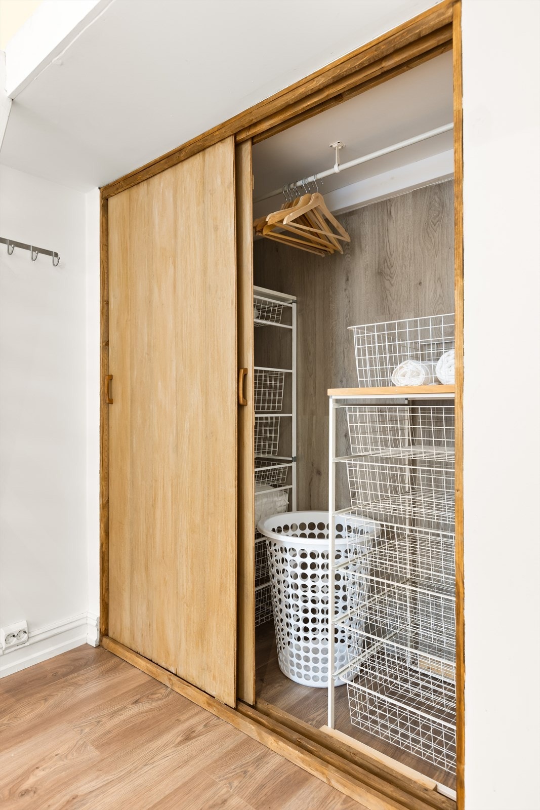 Plassbygd skap med skyvedører av treverk. Galleribilde