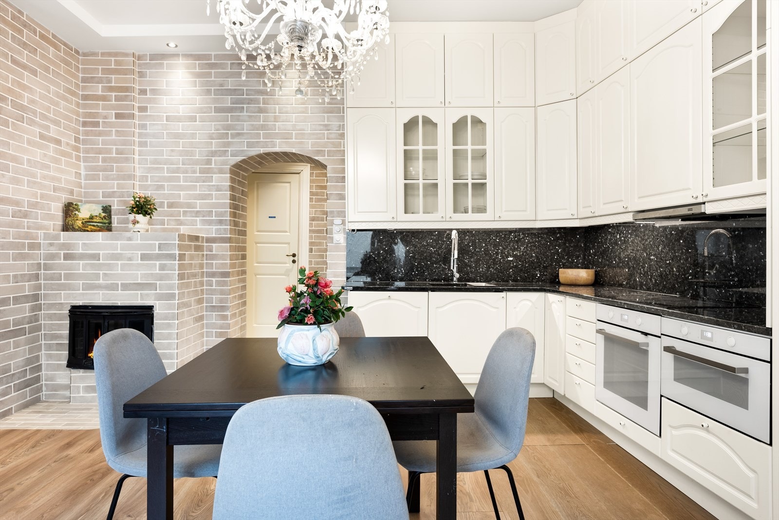 Her er det plass til stort spisebord foran peisen - Perfekt for alle dine hyggelig begivenheter. Galleribilde