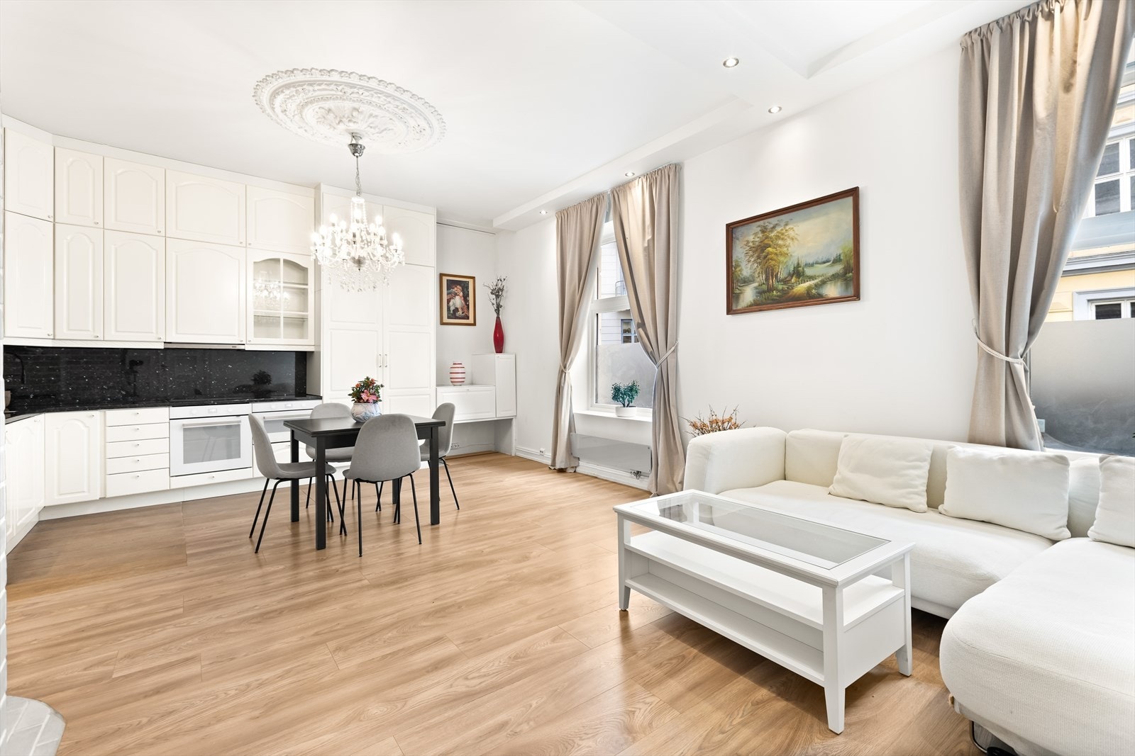 Her er det god plass til komfortabel sofa, salongbord, spisebord og mediemøbler. Galleribilde