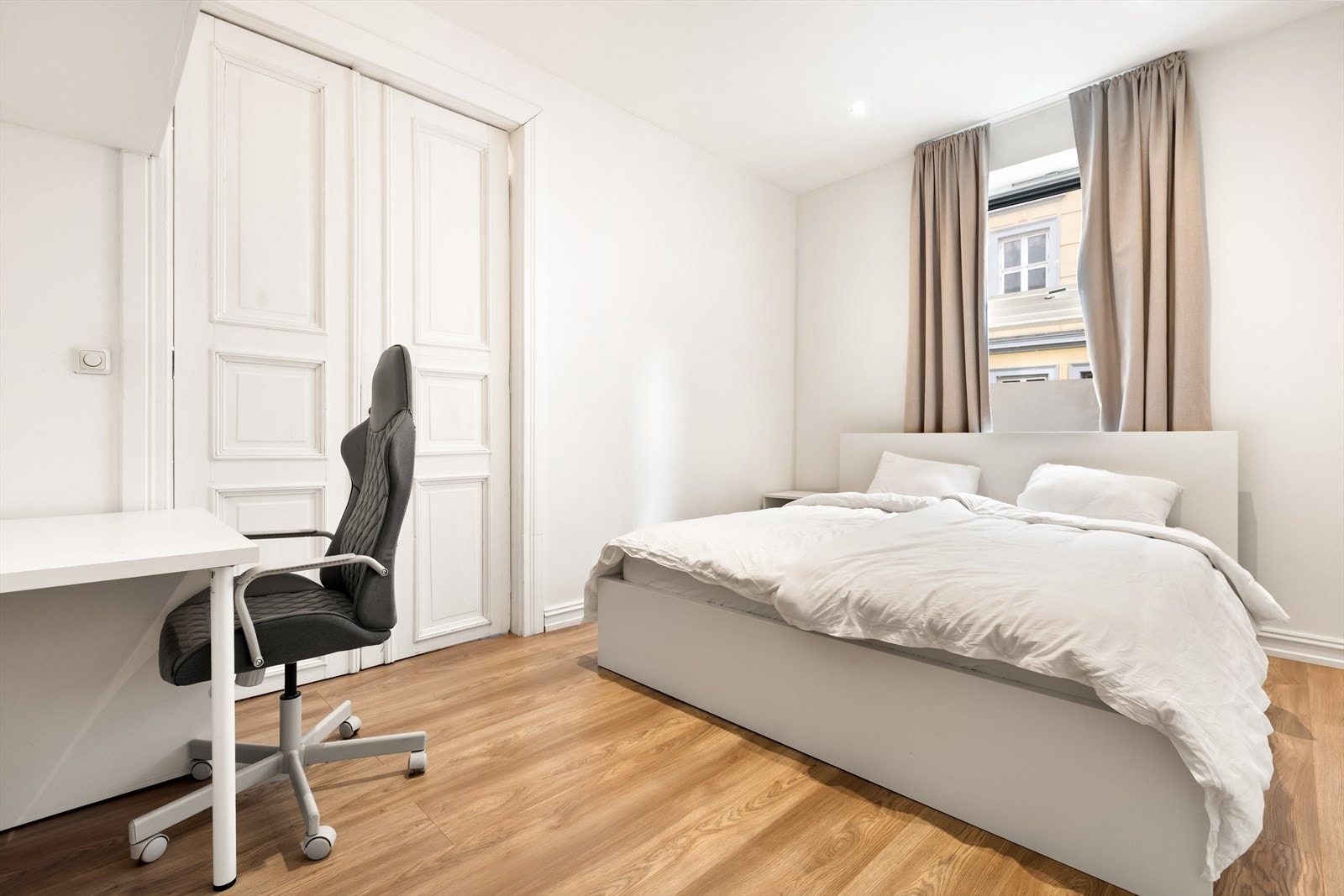 Store vindusflater gir rikelig med naturlig lys. Galleribilde