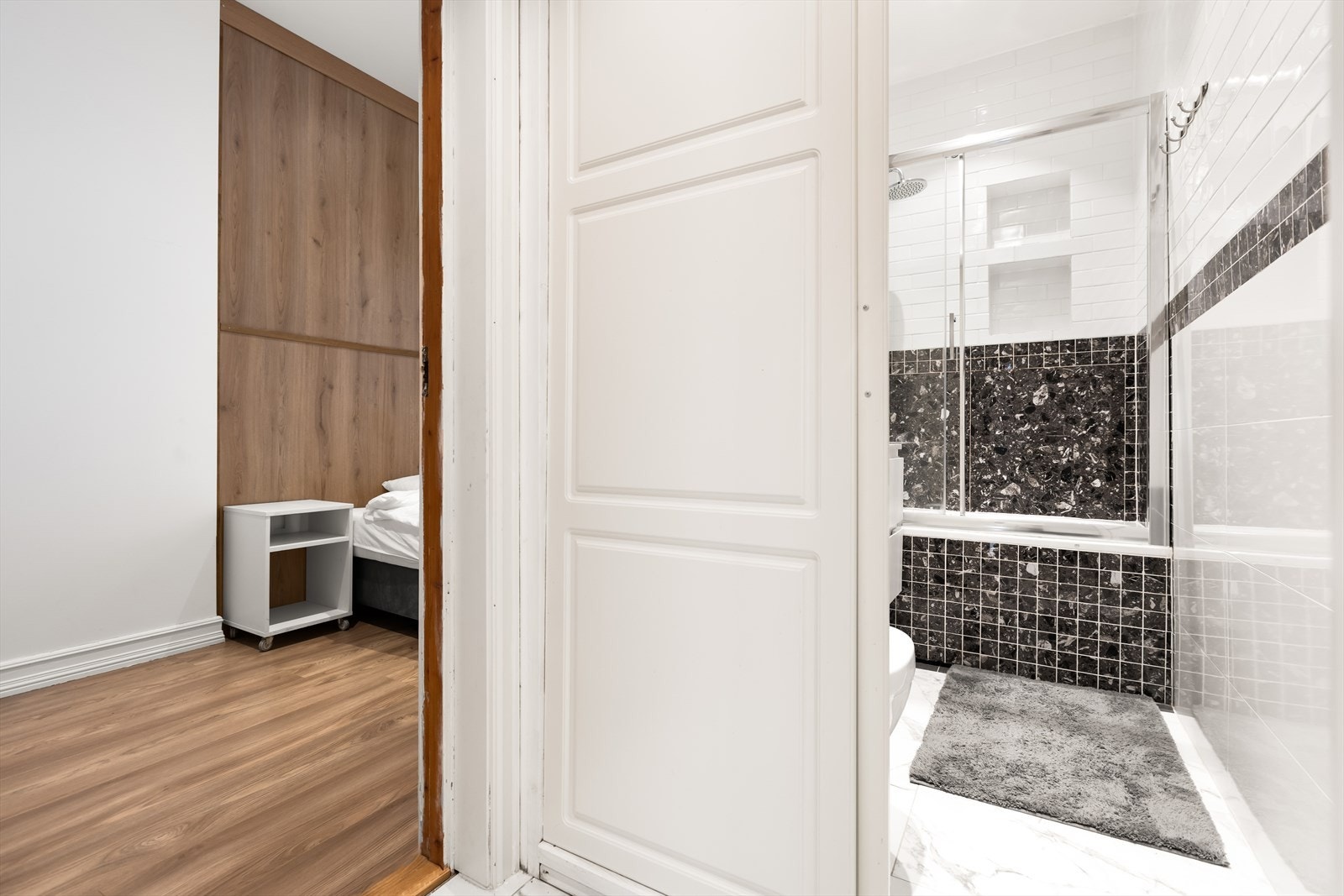 Fra enden av gangen har du adgang til soverom 2 og baderommet. Galleribilde