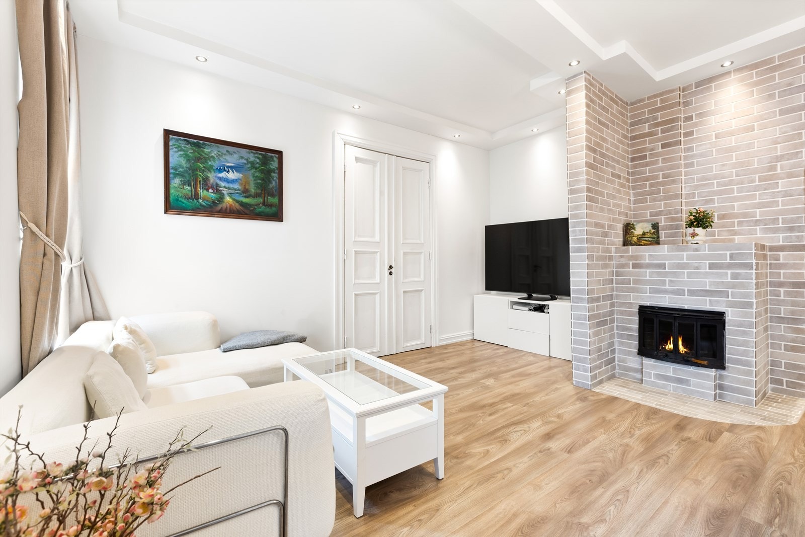 Her har du adgang til hovedsoverommet med en stor profilert dobbeltdør. Galleribilde