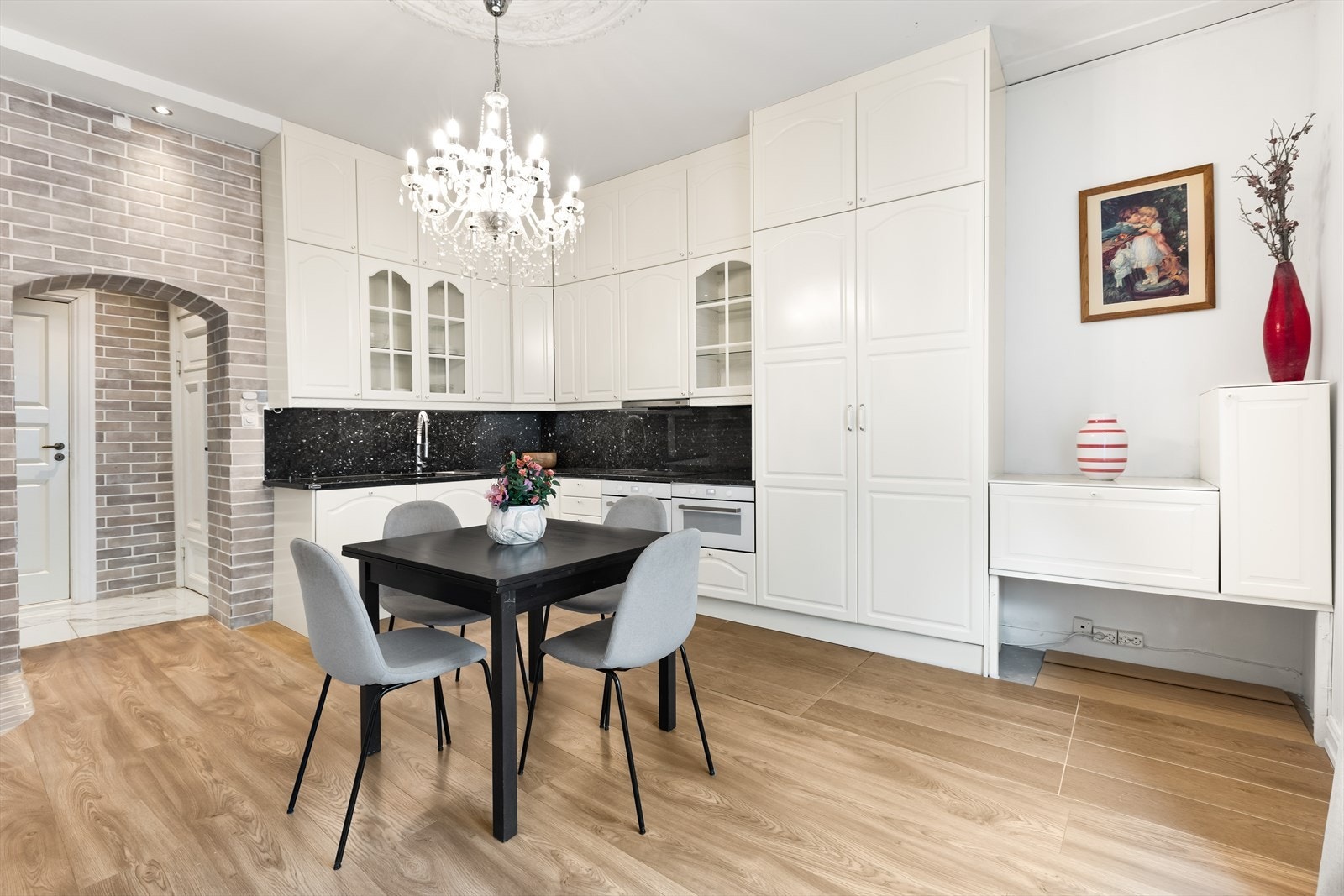 Her er det generøst med skap- og benkplass - Utmerket for hobbykokken. Galleribilde