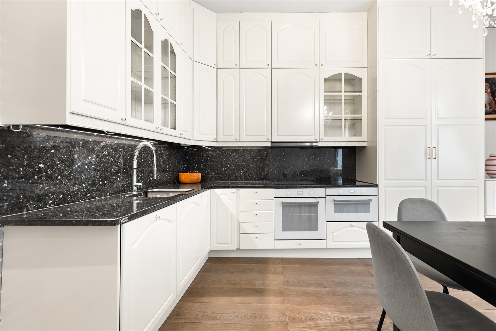 Platetopp, stekeovn, oppvaskmaskin og kjøle- /fryseskap er integrert i innredningen. Galleribilde