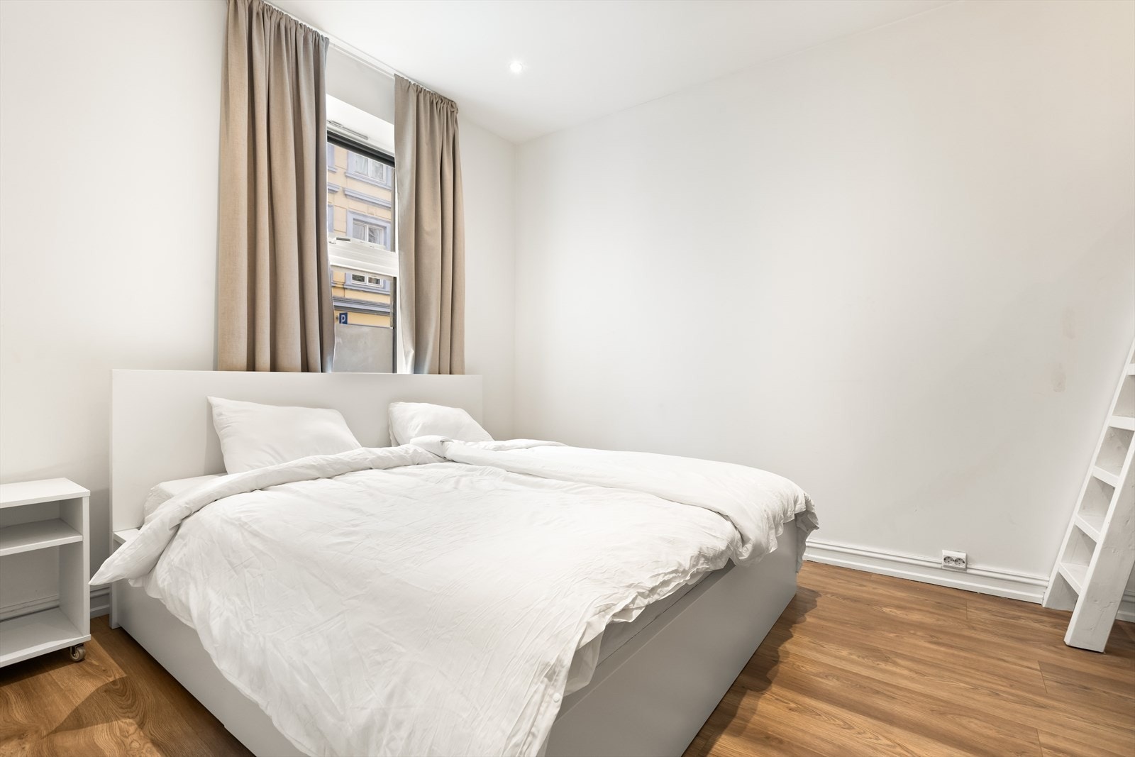 Hovedsoverommet er romslig og med god plass til dobbeltseng, nattbord, garderobeløsning og skrivebord. Galleribilde