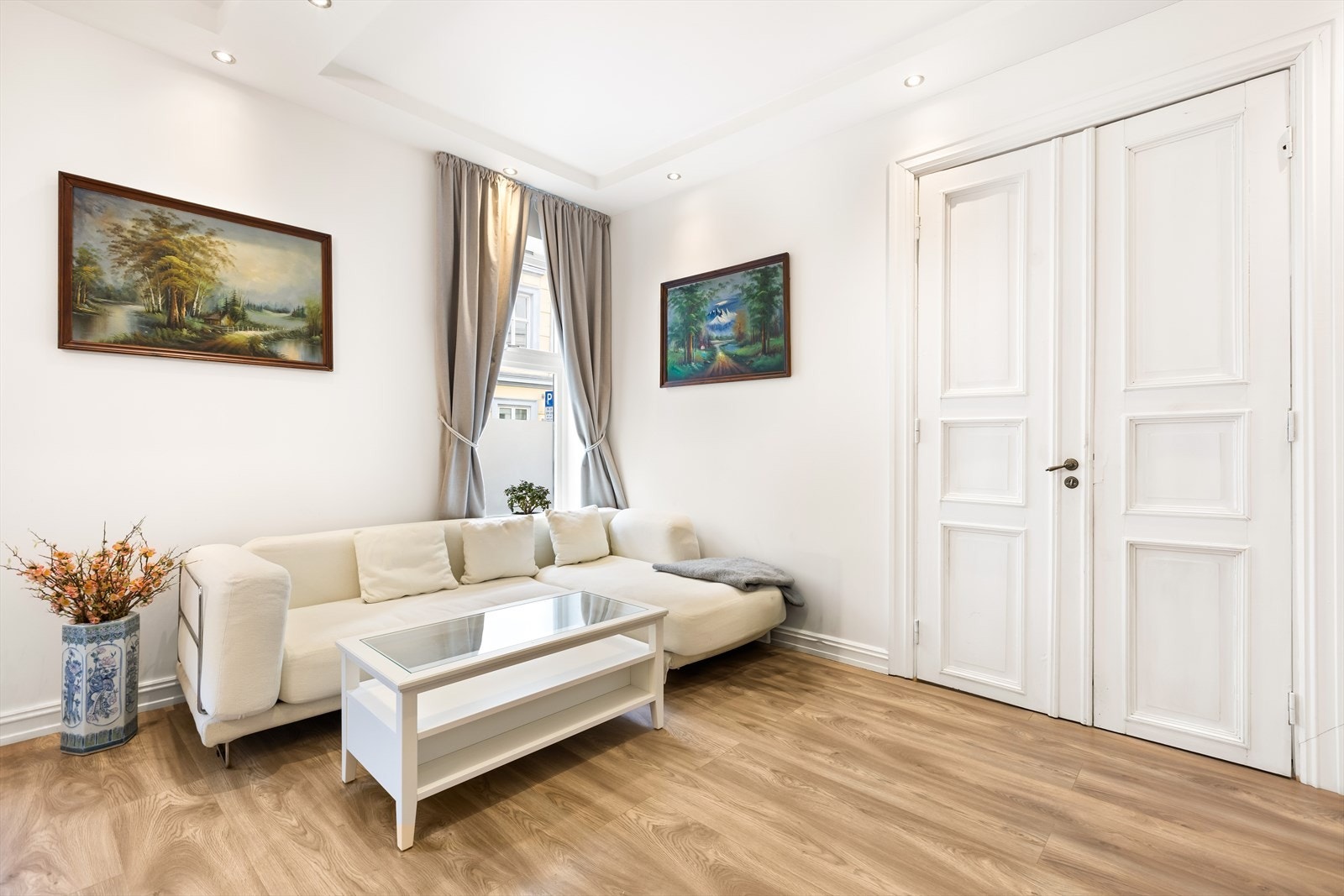 Spotter er gjennomgående i boligen. Galleribilde