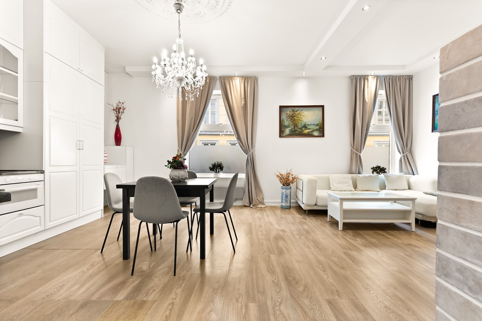 Boligen ligger sentralt og attraktivt til på Solli med kort vei til kollektivtransport, dagligvareforretninger og alt du trenger av servicetilbud. Galleribilde