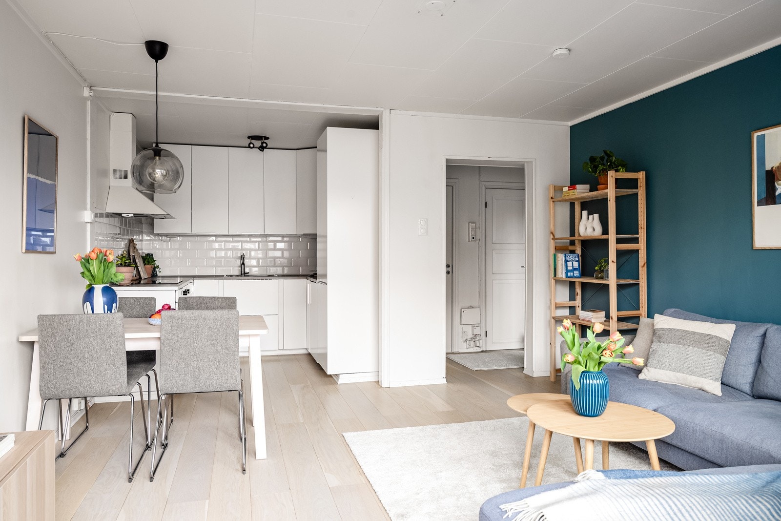 Kjøkkenet er fra 2015 og ligger i åpen løsning mot stuen. Galleribilde