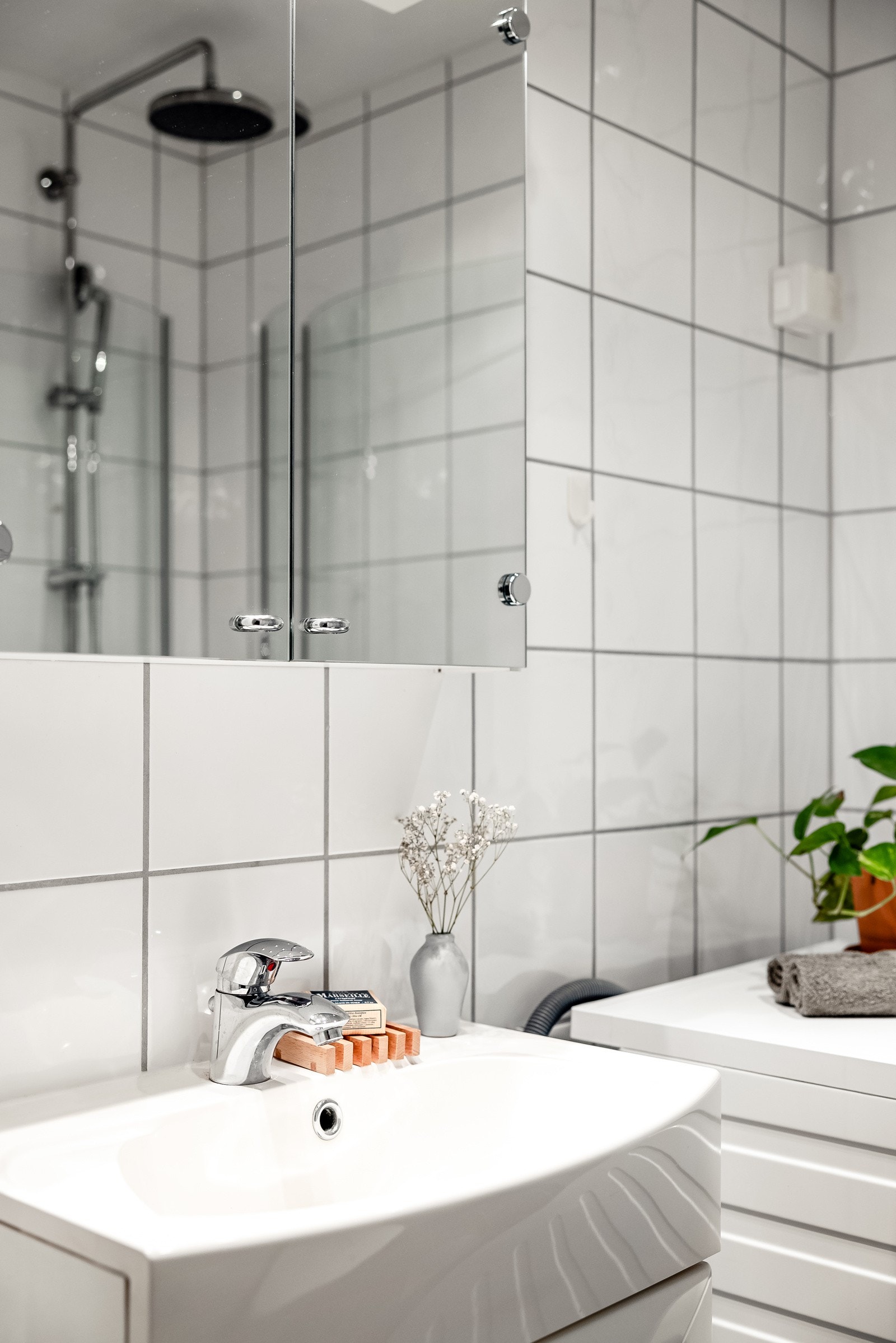 Bade har downlights i tak og varme i gulv. Det er også opplegg for vaskemaskin på badet. Galleribilde