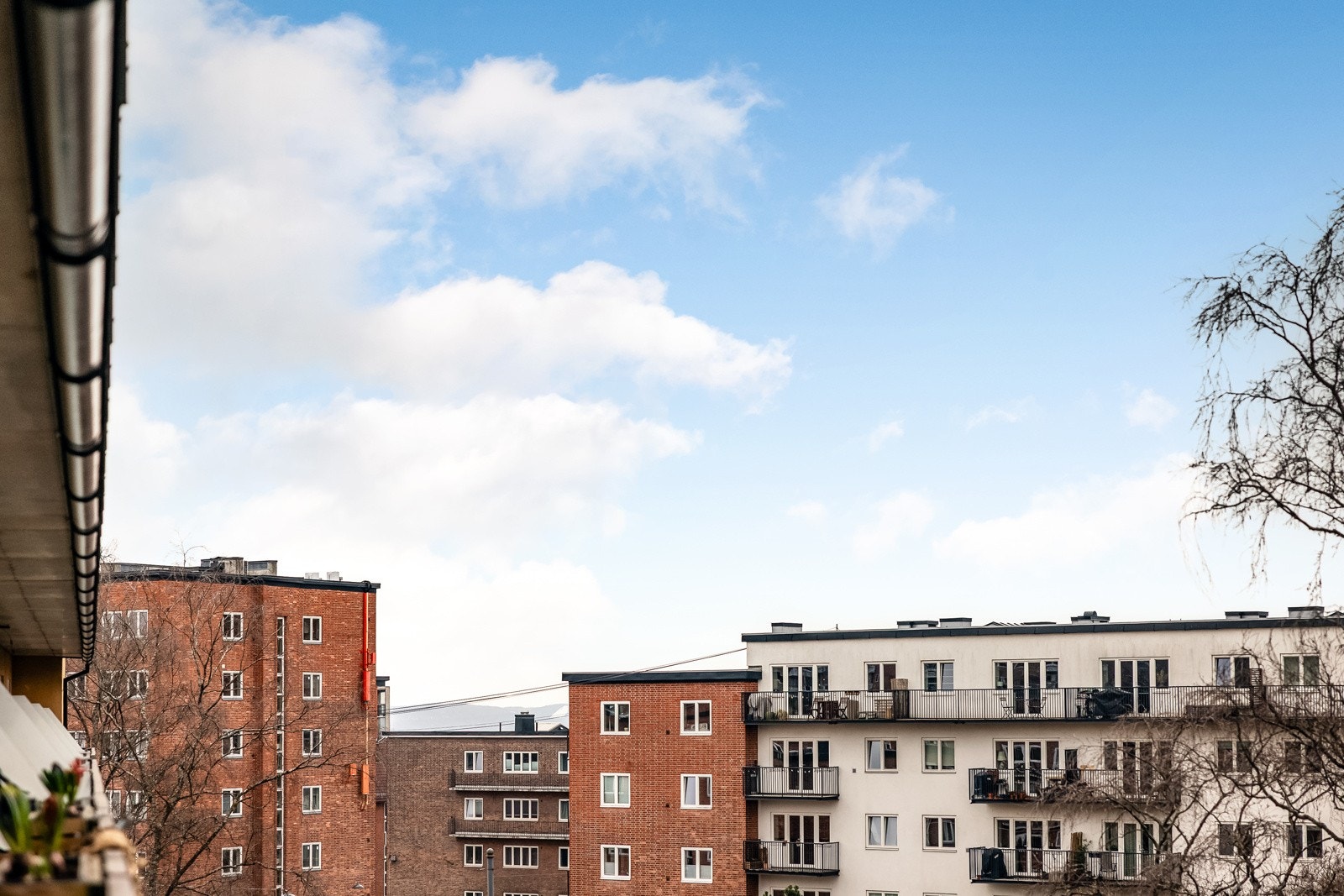 Leiligheten ligger flott til og har en stor, delvis overbygd balkong på hele 8 kvm! Selger opplyser om topp solforhold på ettermiddag mot kveld på skyfrie sommerdager. Galleribilde