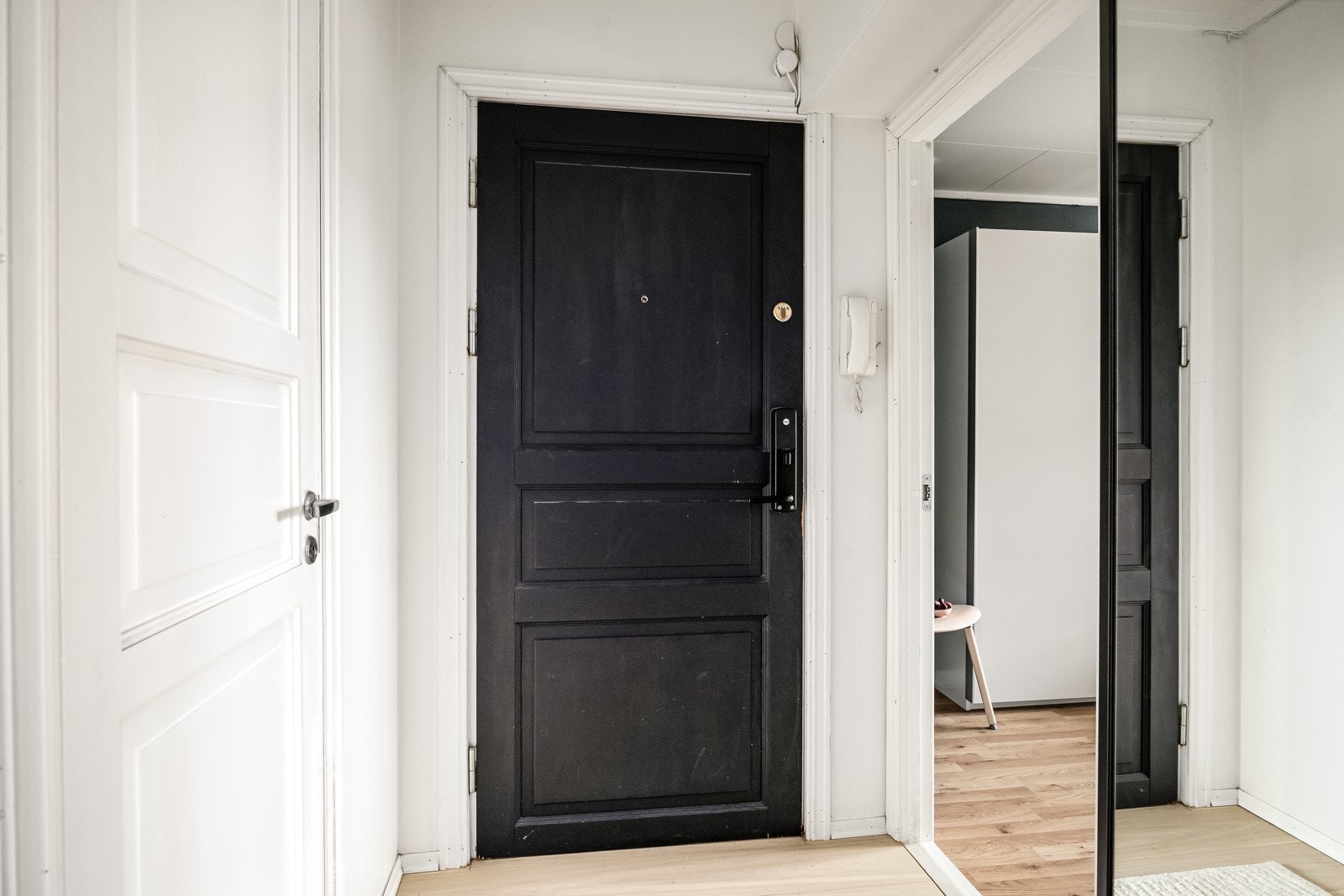 Inngangsdøren er lyd- og brannklassifisert. Borettslaget har nyere calling-anlegg tilkoblet mobiltelefon. Galleribilde