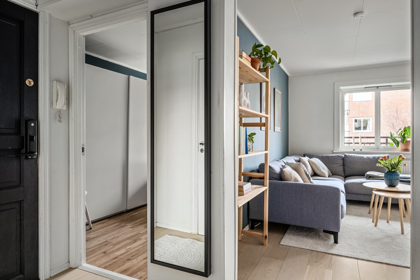 Fra gangen har man videre adkomst til leilighetens hovedsoverom. Galleribilde