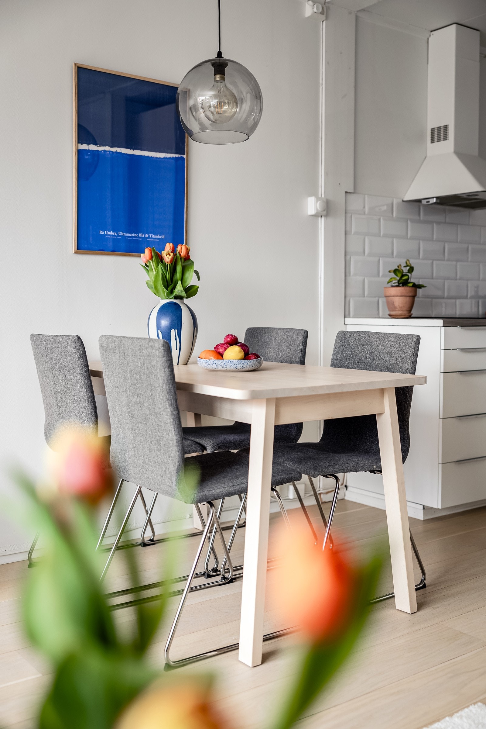 Mellom stuen og kjøkkenet er den perfekte plassen til spisestuen. Galleribilde