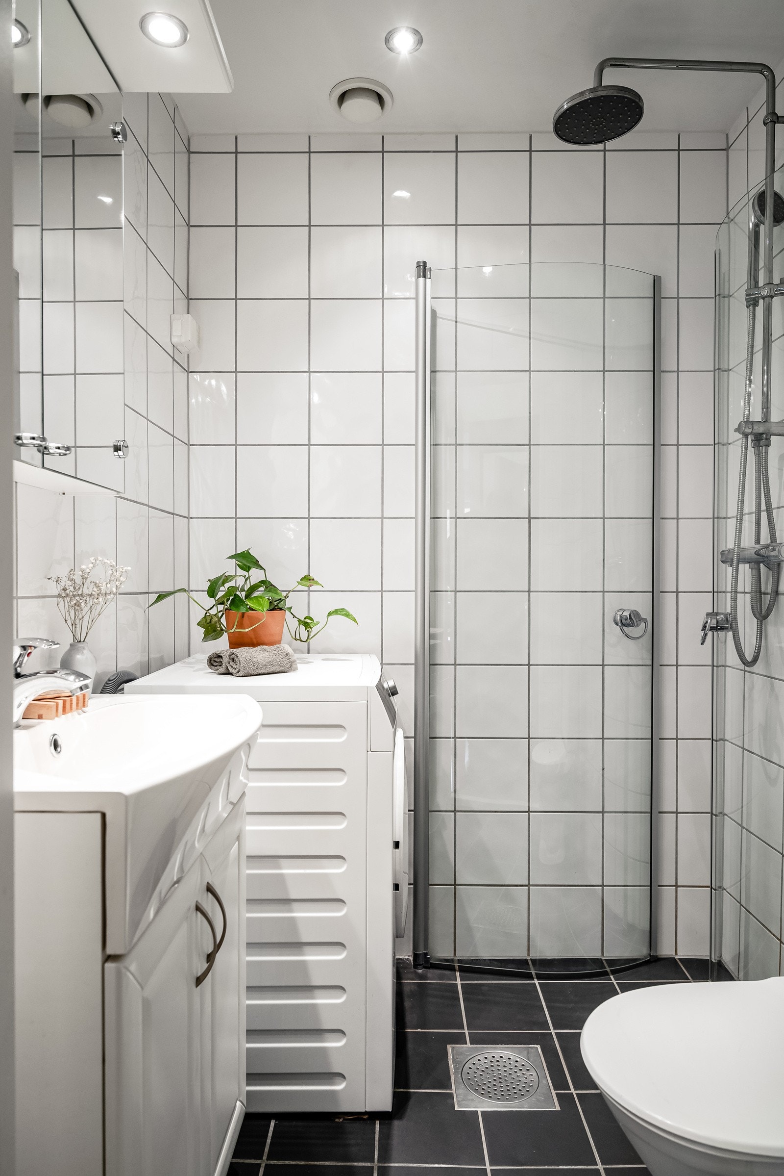 Pent oppusset bad utført i regi av borettslaget. Borettslaget gjennomførte totalrenovering av badene i bygget i 2005. Galleribilde