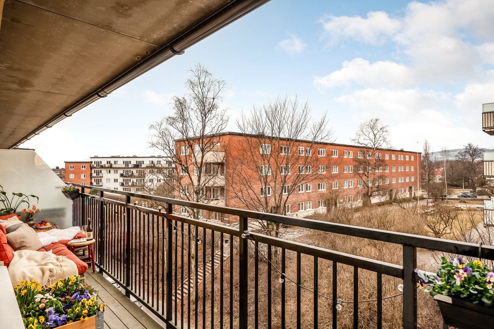På sommerstid fungerer balkongen som en forlengelse av leiligheten. Her er det hyggelig utsyn og rikelig med plass. Galleribilde