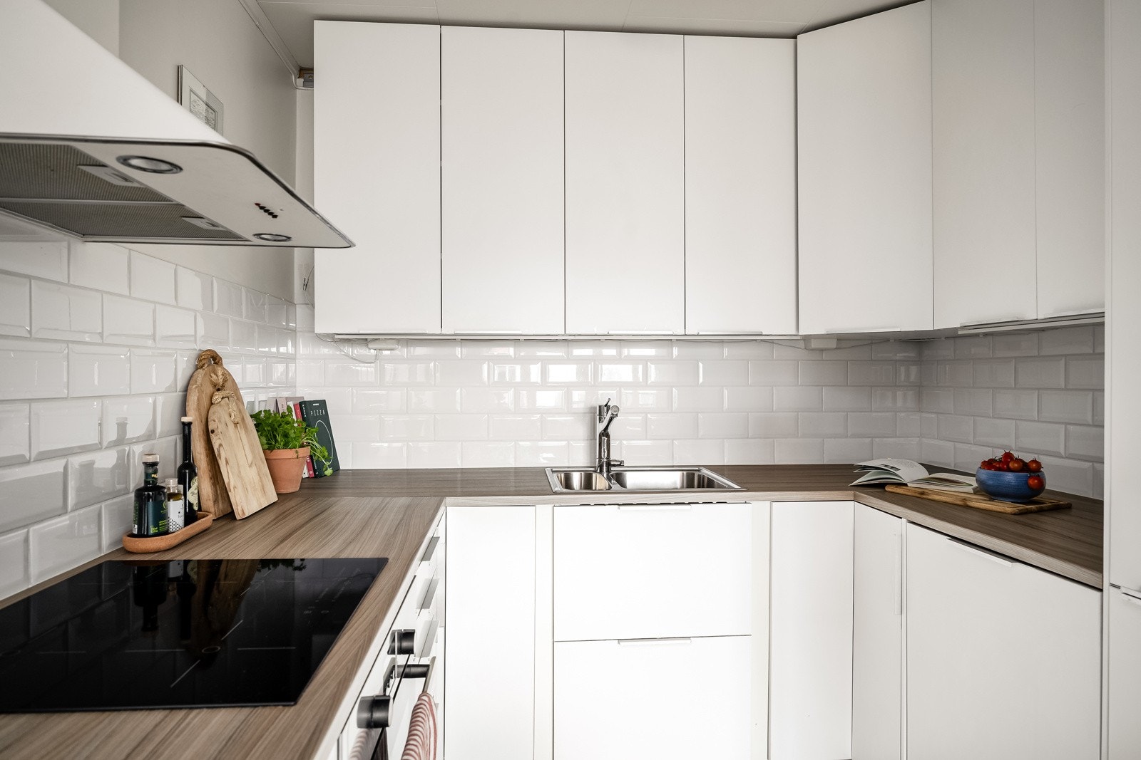 Stilrent og pent kjøkken fra 2015 med alle nødvendigheter. Alle hvitevarene medfølger i salget. Galleribilde