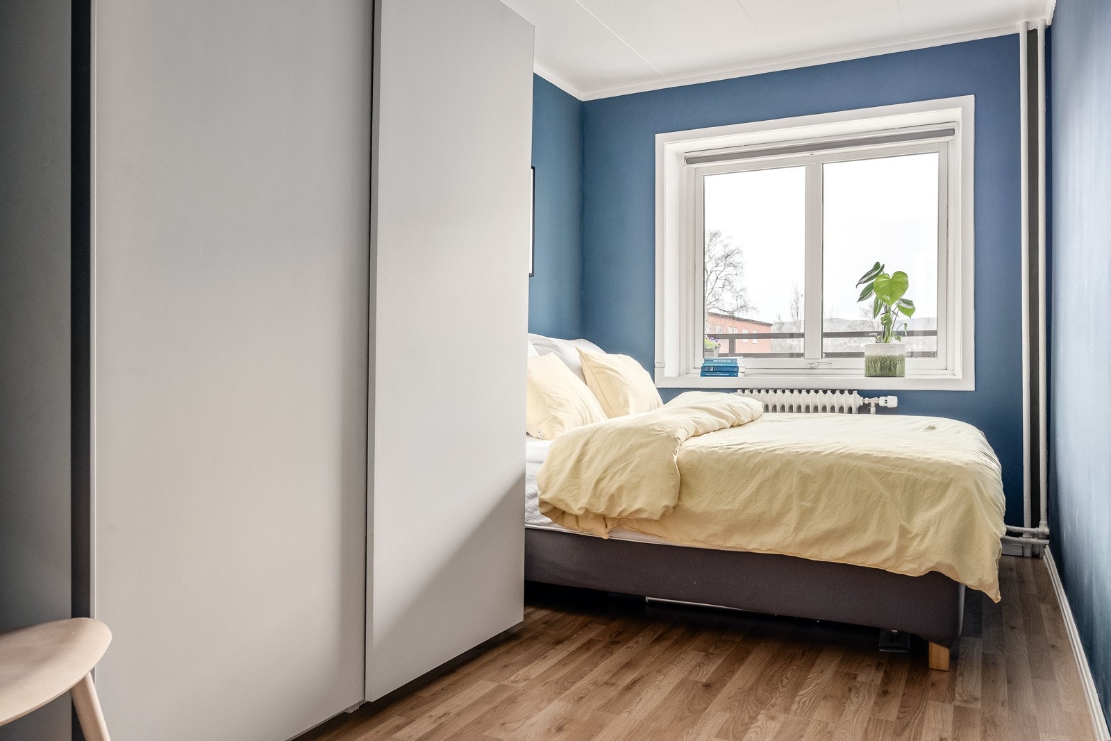 Hovedsoverommet er av fin størrelse med plass til dobbeltseng og har et romslig garderobeskap. Galleribilde