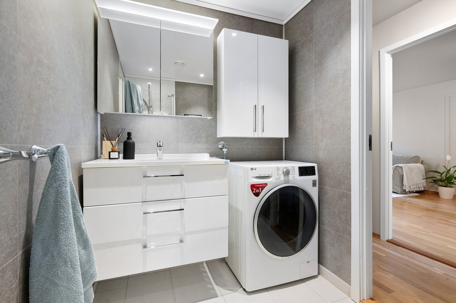 Badet ble pusset opp i 2015 og fremstår som svært pent med baderomsplater på vegg og flis på gulv. Vurdert til TG1 i tilstandsrapporten. Galleribilde