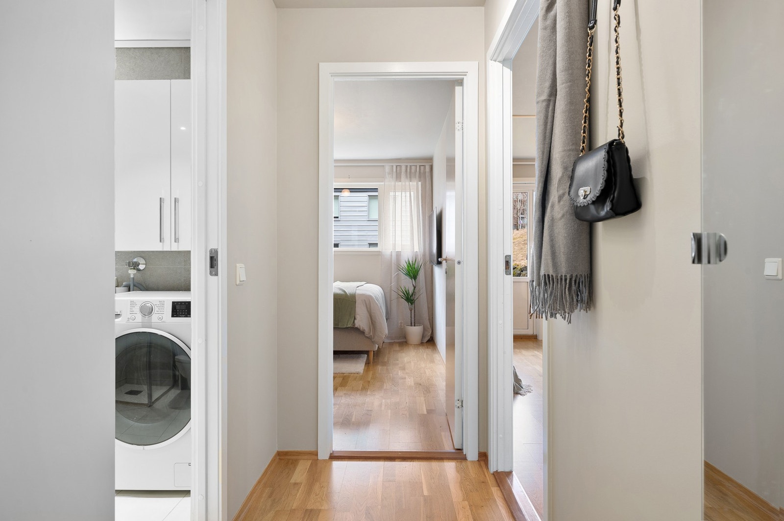 Fra entreen har du videre adkomst til stuearealet, badet og soverommet. Galleribilde