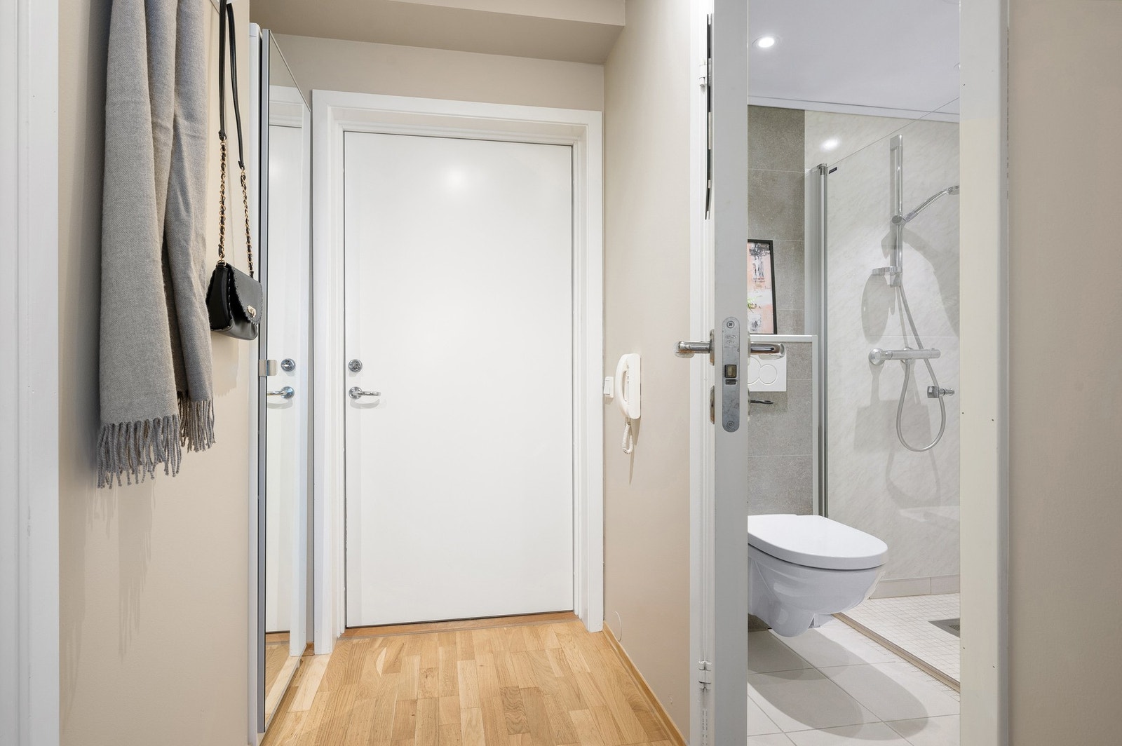 Velkommen inn! Entreen er på 3,1 kvm og har god plass til oppheng/oppbevaring av yttertøy og sko. Her er også leilighetens porttelefon lokalisert. Galleribilde