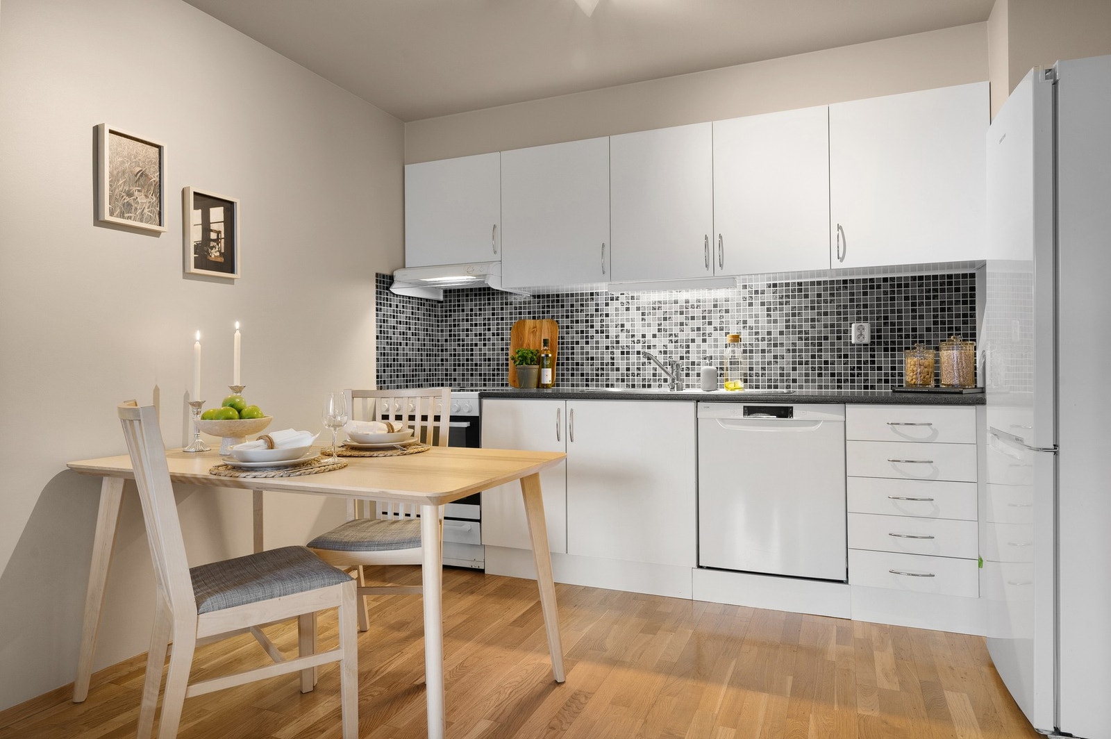 Stue og kjøkken er i en åpen løsning på 21 kvm, og har god plass til sofagruppe og spisebord. Galleribilde