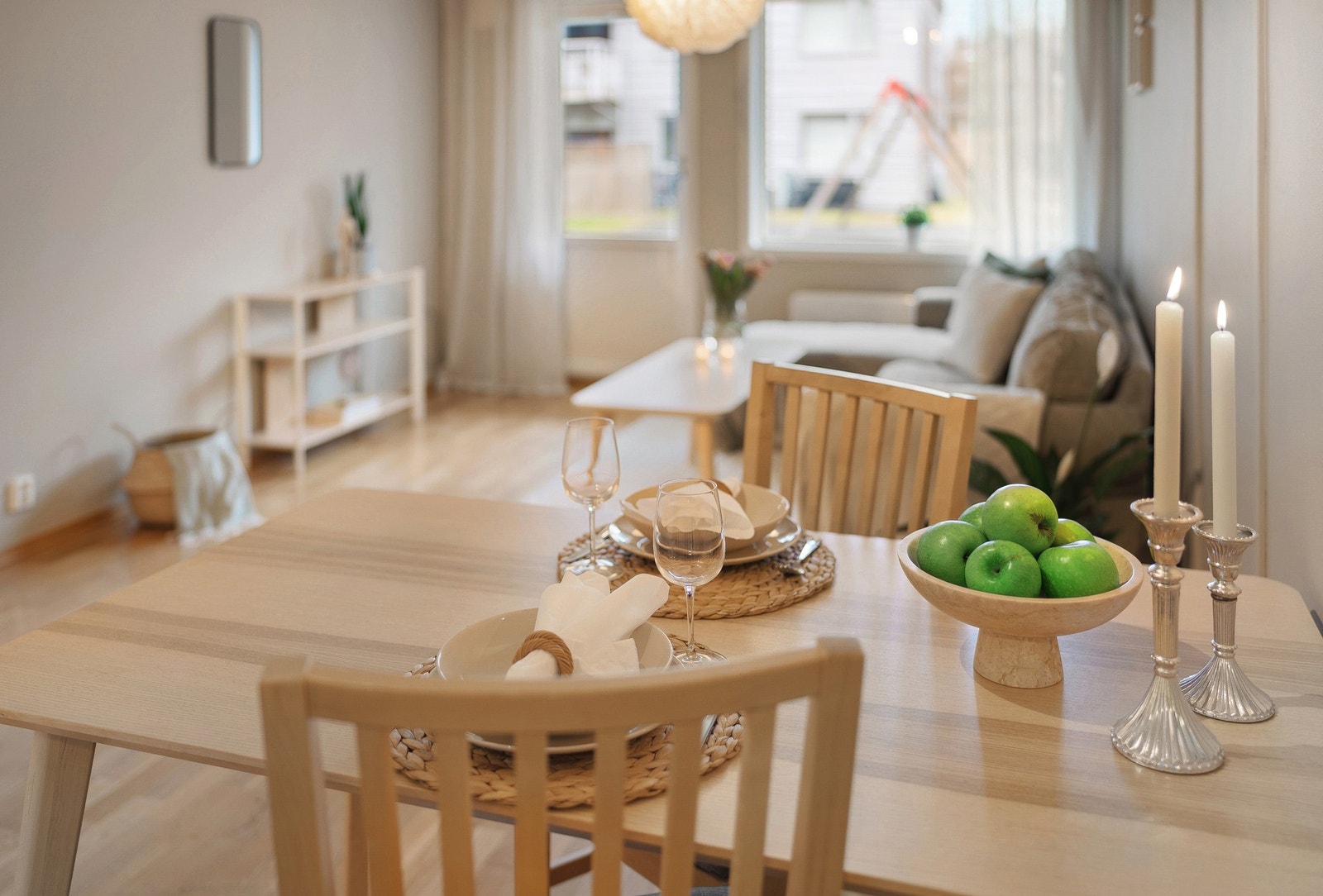 I sonen mellom stue og kjøkken er det god plass til spisebord. Galleribilde