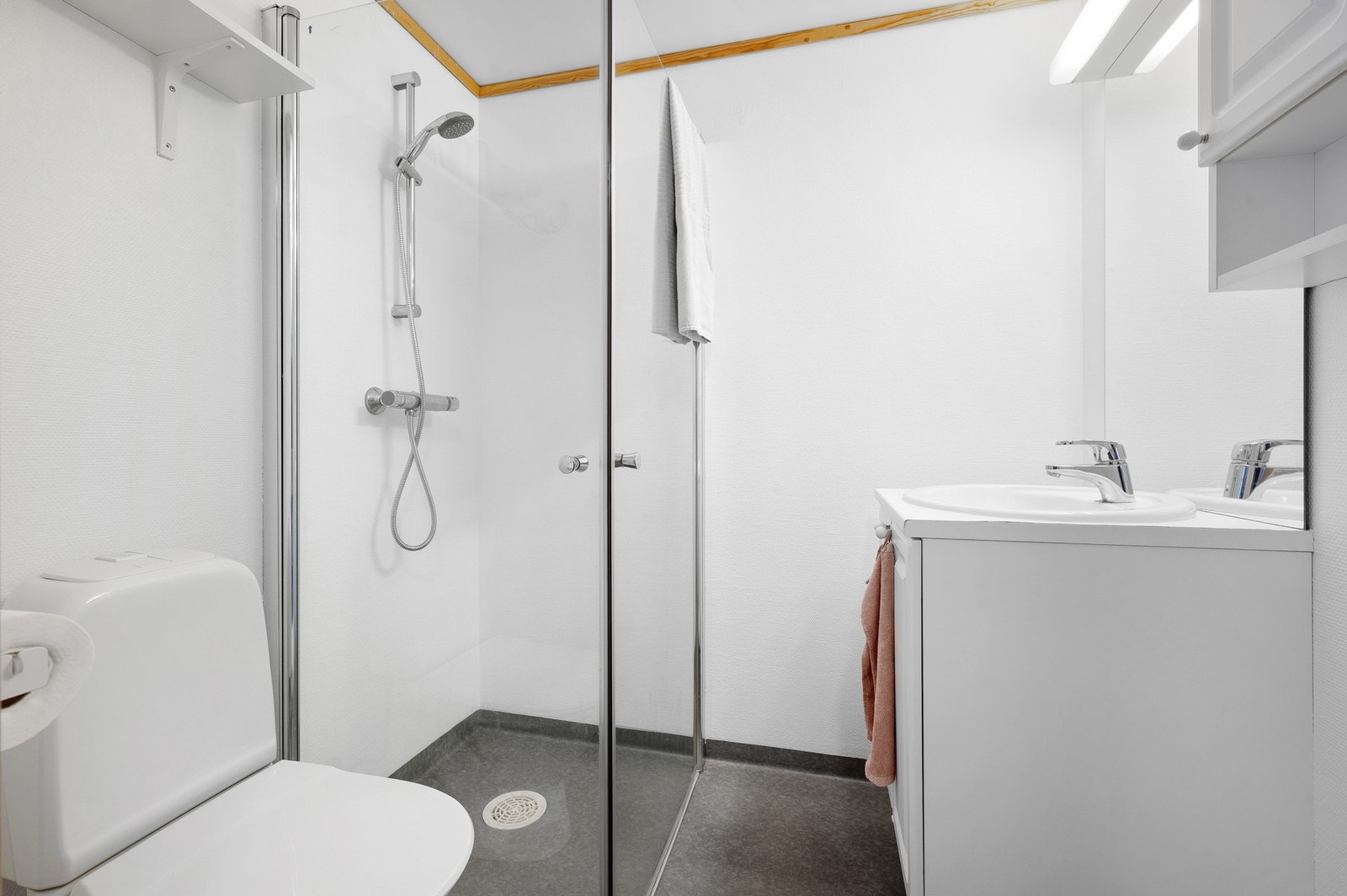 UTELEIEDEL: Badet i hybeldelen er fra byggeår, men ble malt med våtromsmaling i 2024. Galleribilde