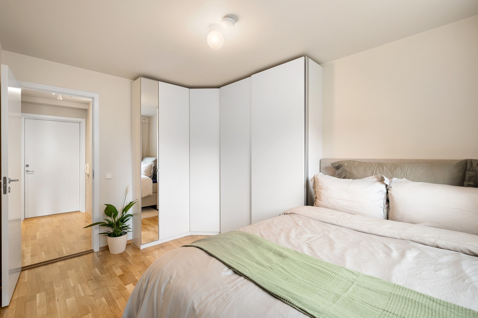 Garderobeskapet i bildet vil følge leiligheten ved salg. Galleribilde