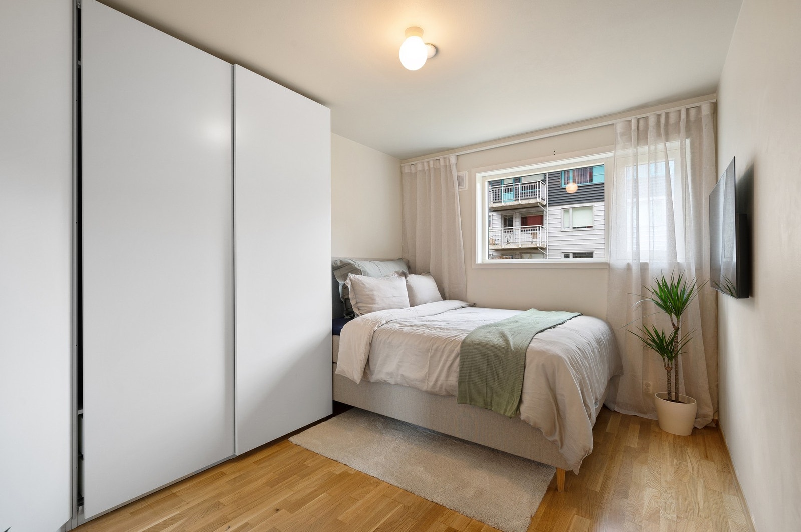 Soverommet er av god størrelse med sine 10,6 kvm. Her har du god plass til seng, garderobeskap og annet soveromsmøblement. Galleribilde