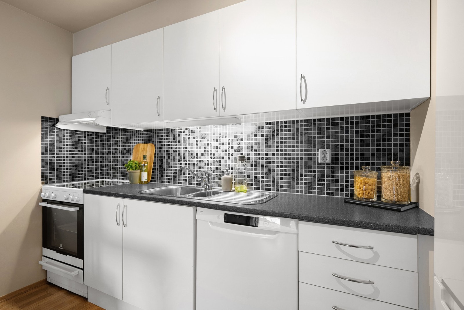 Kjøkkenet er fra byggeår og holder en god standard, vurdert i sin helhet til TG1 fra byggesakkyndig. Galleribilde