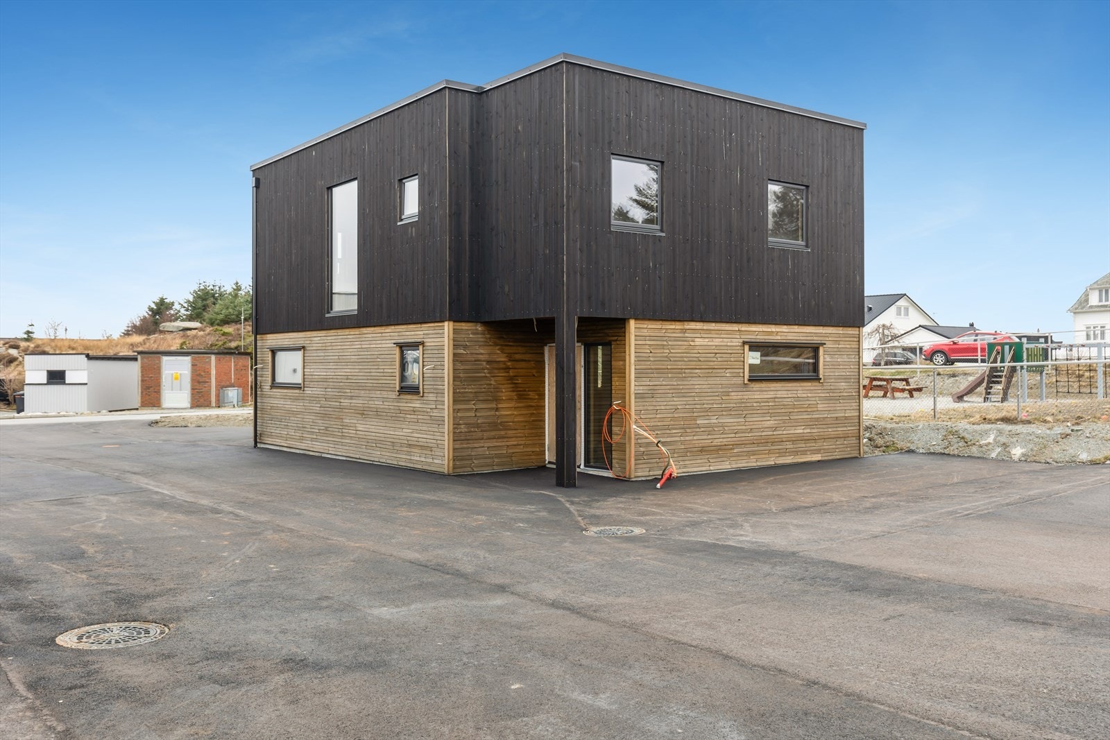 Alt trevirke/kledning er Royal Nordisk sort og upigmentert. Galleribilde