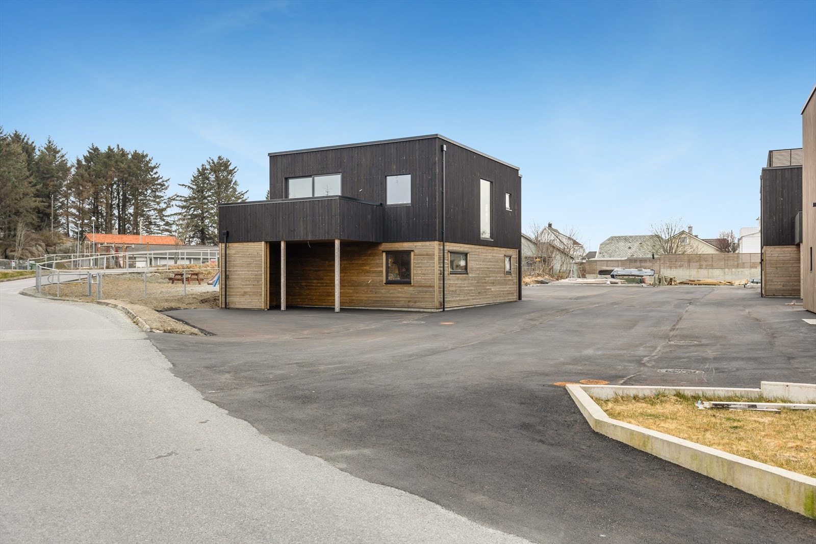 Boligen er ferdig utvending. Innvendig må kjøper påregne det meste av arbeid selv. Kontakt megler for mer info! Galleribilde