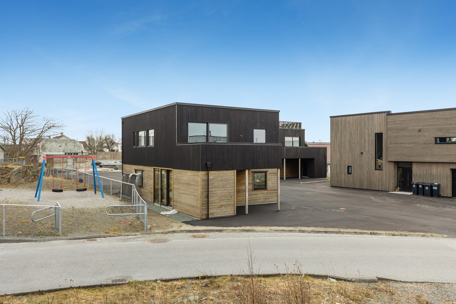 Boligen ligger lunt og fint til i Steinarskogen på Vea i et etablert boligområde med noe spredt nyere bebyggelse. Galleribilde