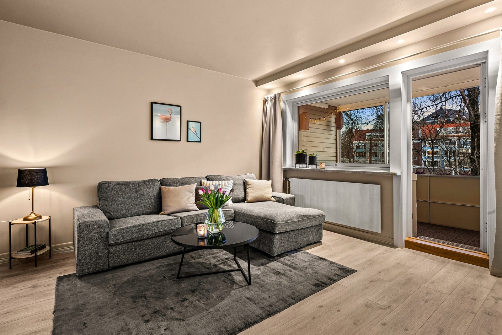 Rundt om i stuen er det nedfelte lyskasser med downlights som tar seg pent ut i rommet. Galleribilde