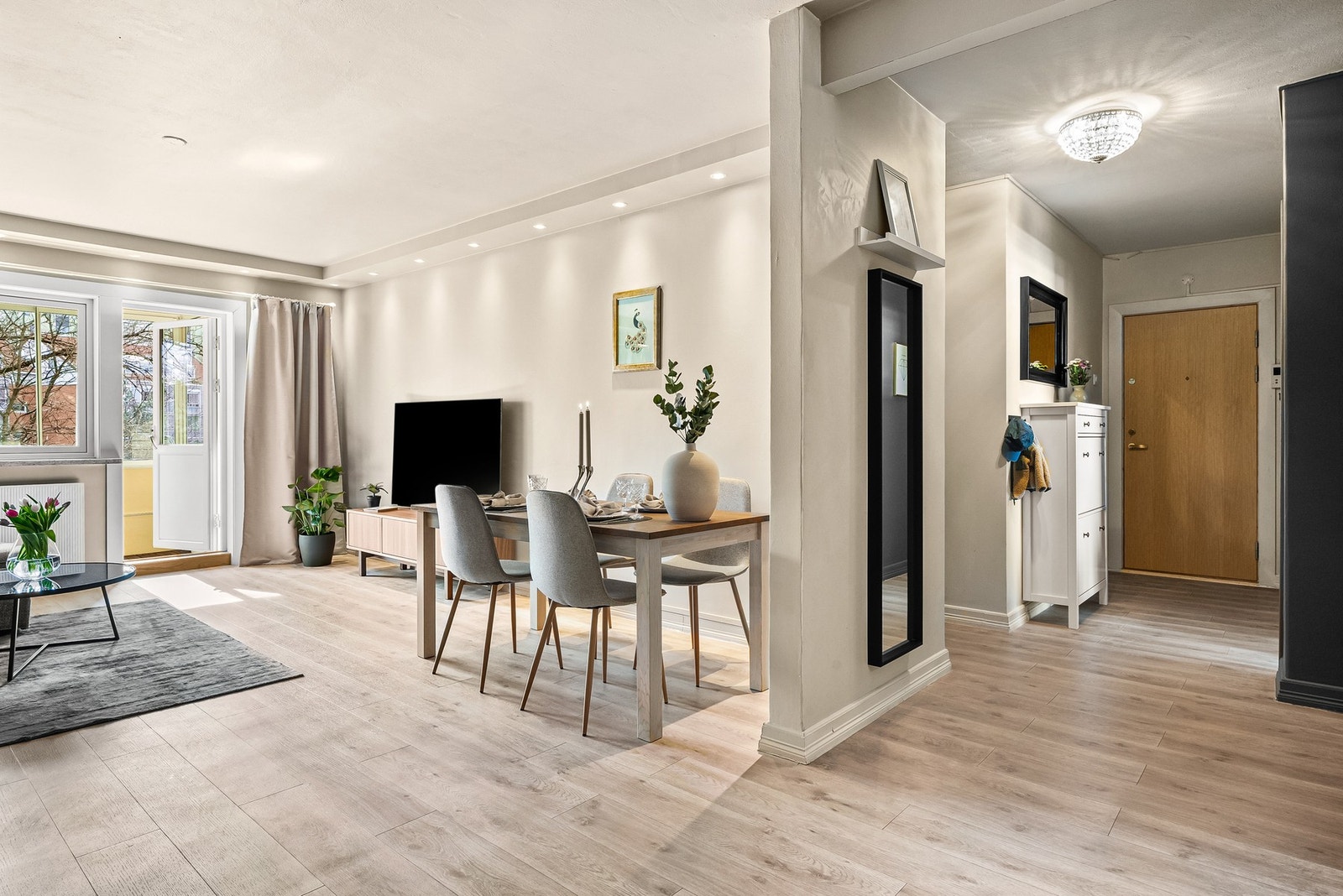 Oppholdsrommet har godt med naturlig lysinnslipp og skaper fin atmosfære i rommet Galleribilde