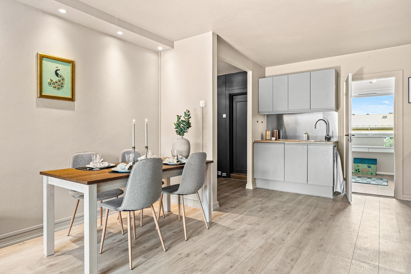 Det er plass til større spisebord og hyggelige middager med venner og familie Galleribilde