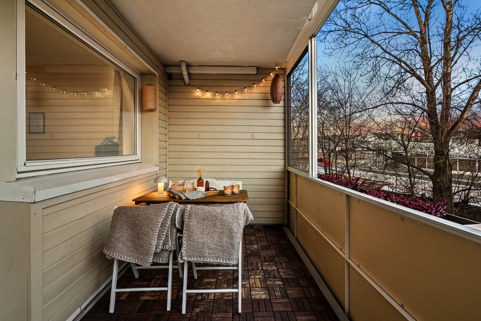 Balkongen vender mot syd/ sydvest, som gir deg topp sol og lysforhold. Galleribilde