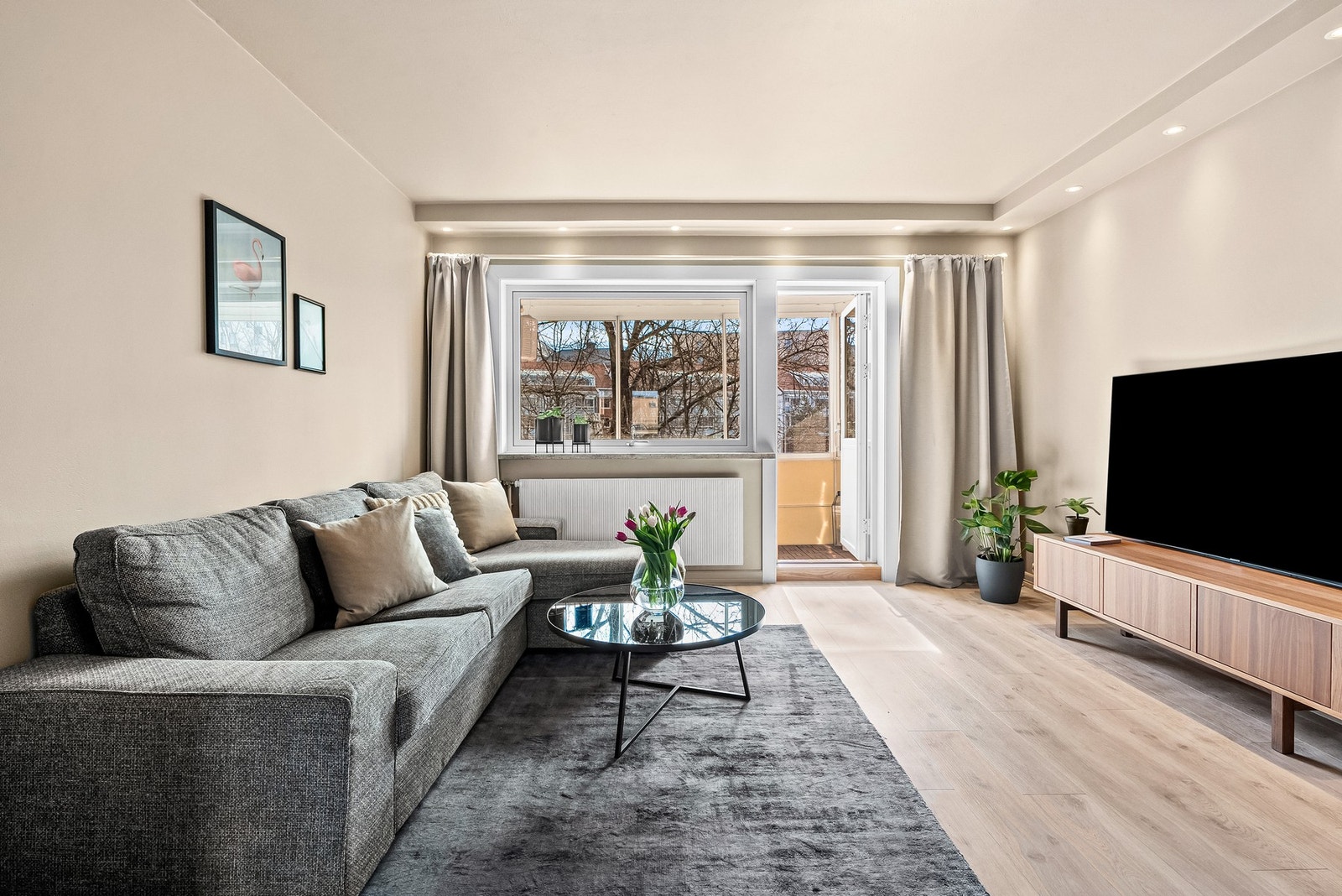 Lekkert og moderne oppholdsrom med nymalte tak og veggflater i 2025 Galleribilde