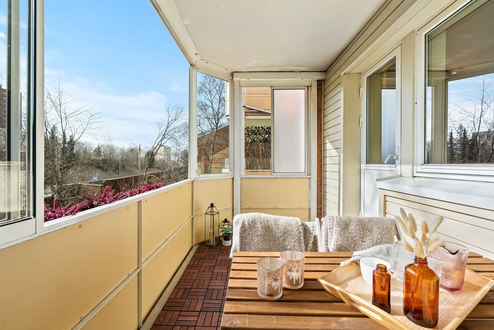 Balkongen er 9 m² stor og har godt med plass til sittegrupper og grill. Galleribilde