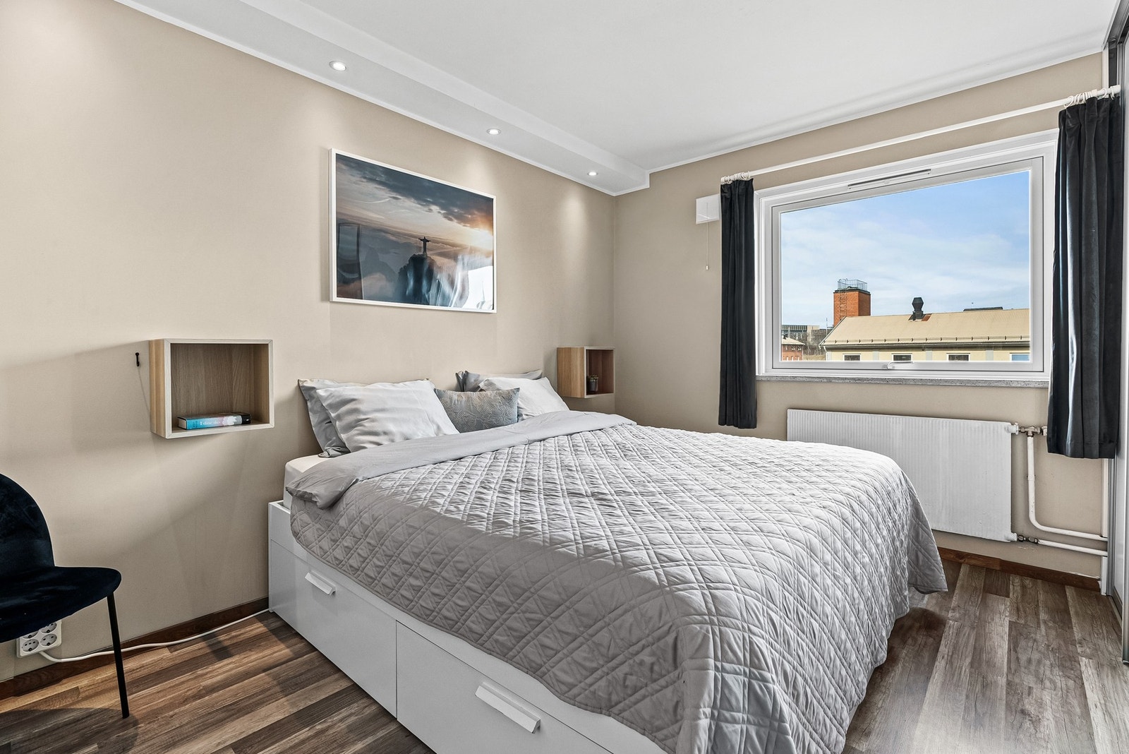 Rikelig med plass til større seng, nattbord på hver side av sangen samt annet ønsket møblement/ beplantning Galleribilde