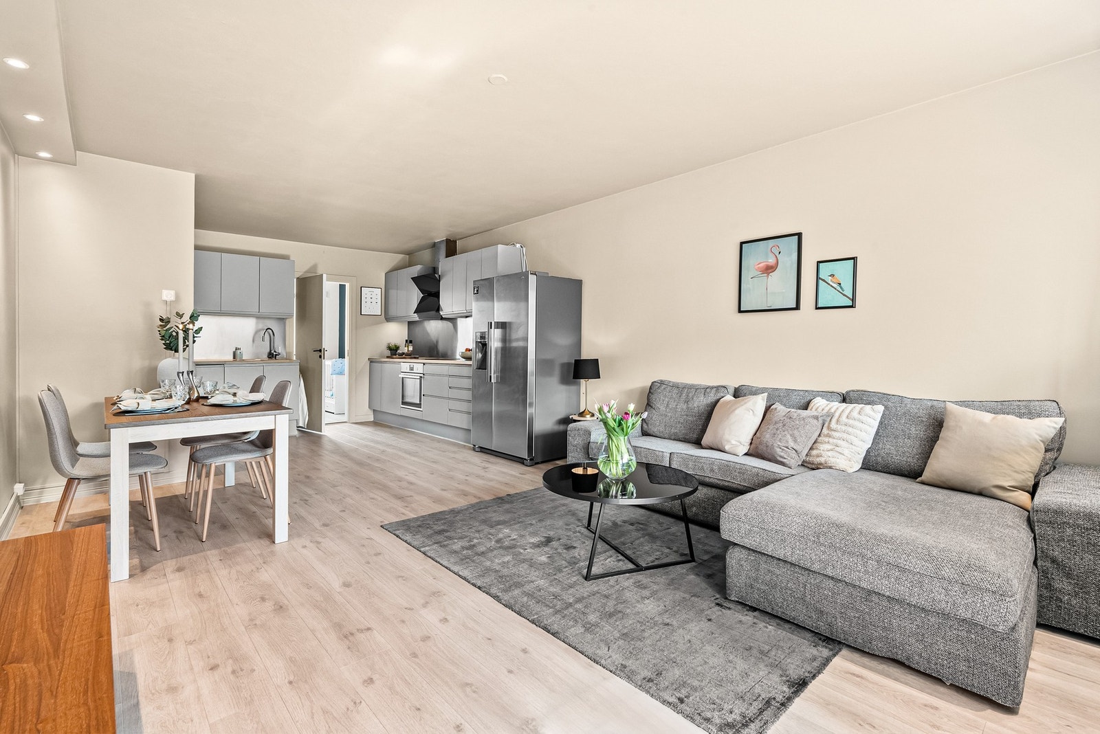 Pent lamintgulv som står i god stil til rommet Galleribilde