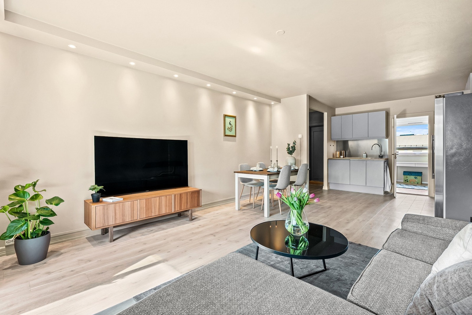 Stor og fin stue med plass til oppdeling i soner Galleribilde