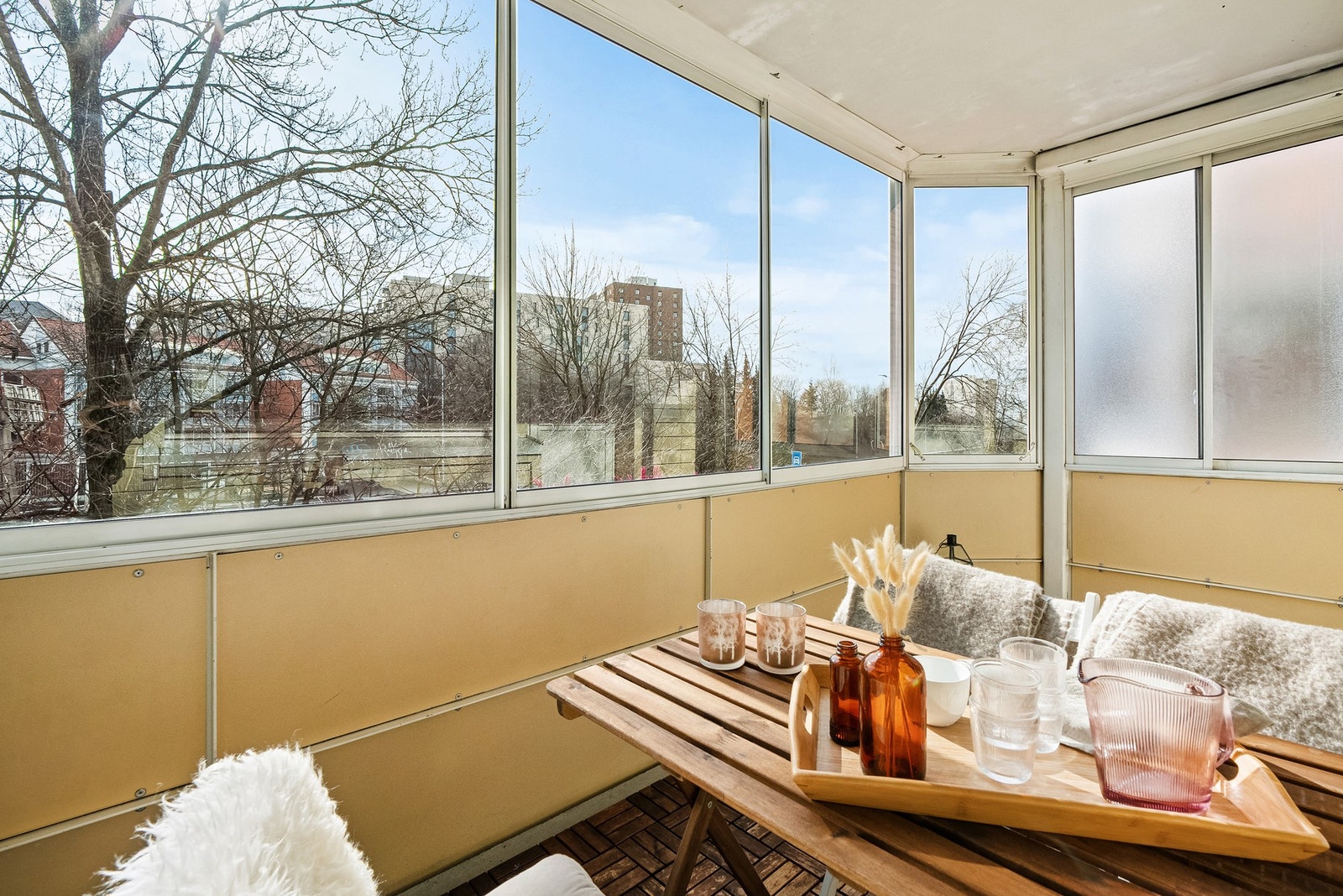 Flott balkong til nytelse store deler av året. Terrassevarmer vil løfte balkongen ytterligere. Galleribilde