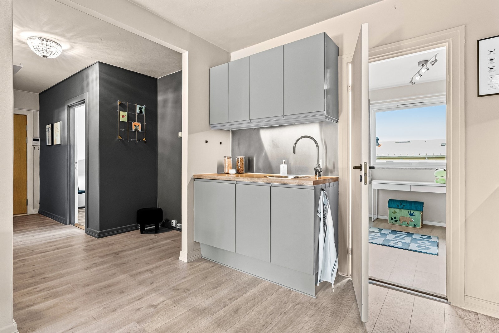 Godt med benke- og skapplass til kokken i hus. Galleribilde