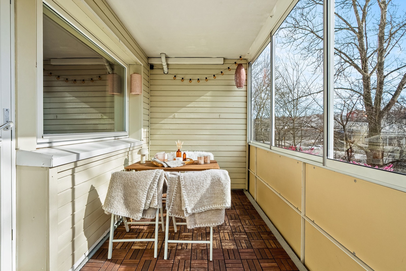 Det er lagt pent tregulv over betongen som gjør balkongen penere og lunere Galleribilde