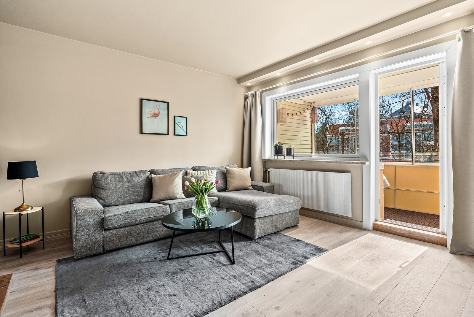 God plass til større sofagruppe og TV-løsning ovenfor. Galleribilde