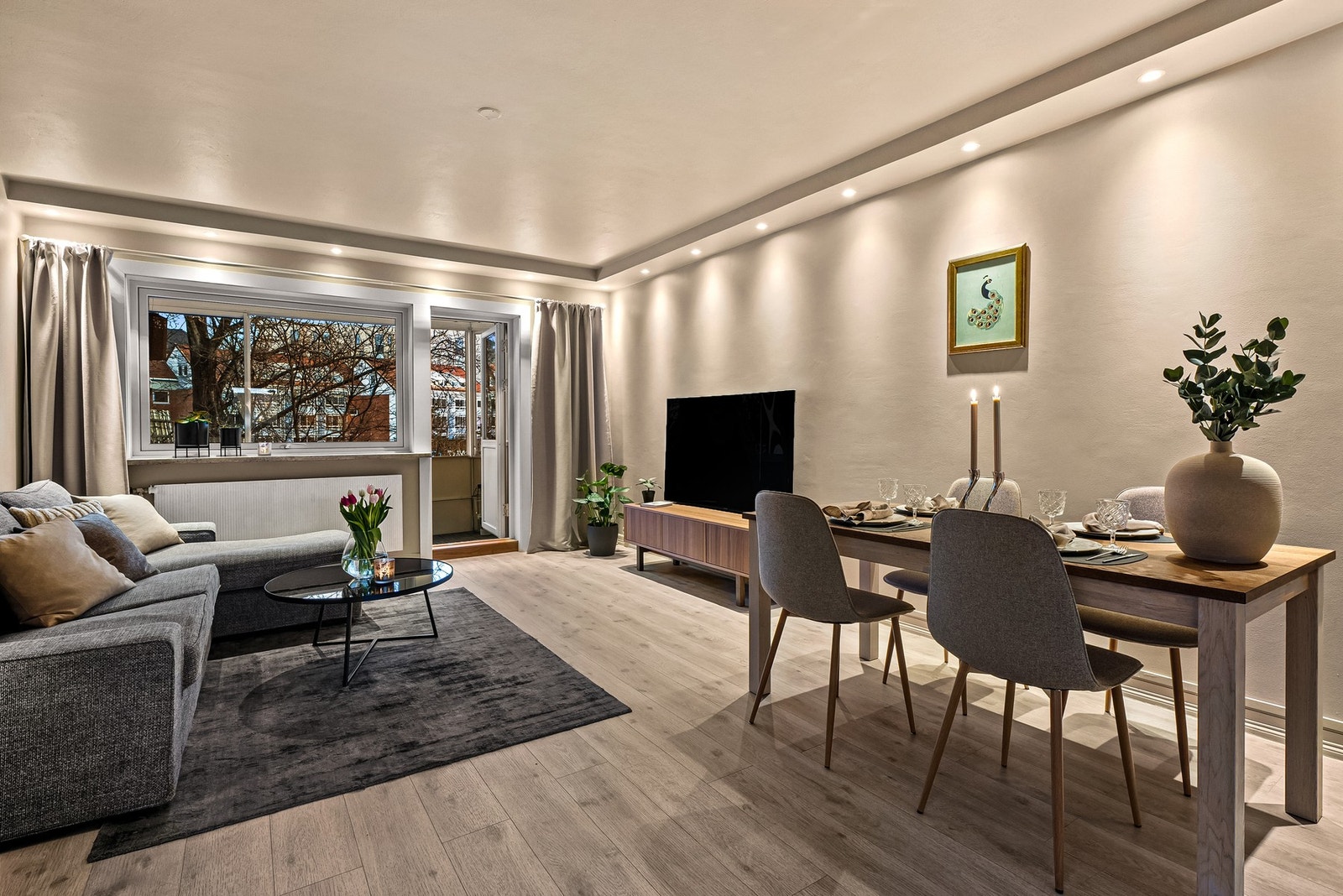 Stilrent oppholdsrom med plass til oppdeling i soner. Galleribilde