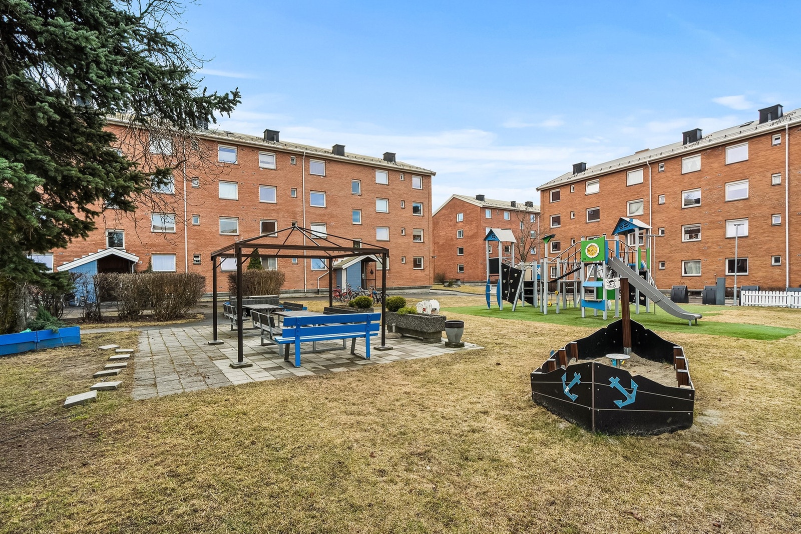 Nærområdet og fellesarealene er store og grønne med masse boltreplass for barn og unge Galleribilde